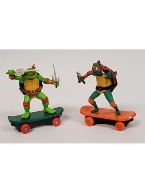 Teenage Mutant Ninja Turtles 2023 Funrise Raphael & Michelangelo Skateboard Fig